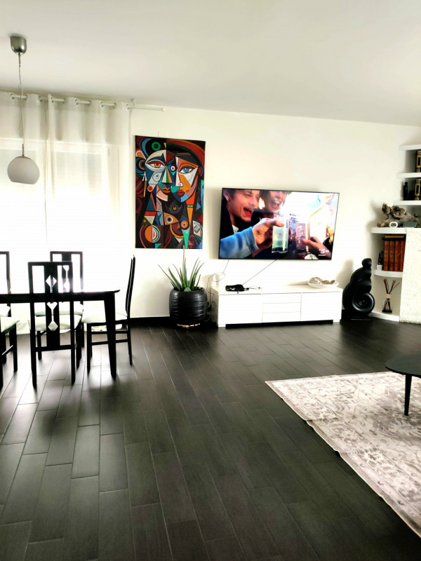 Rovigo, a 1500 mt dal centro storico, al primo ed ultimo piano con ingresso indipendente proponia...