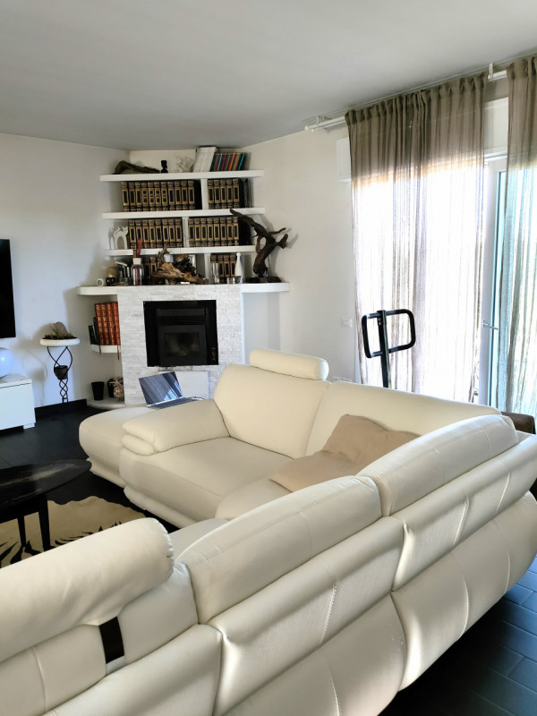 Rovigo, a 1500 mt dal centro storico, al primo ed ultimo piano con ingresso indipendente proponia...