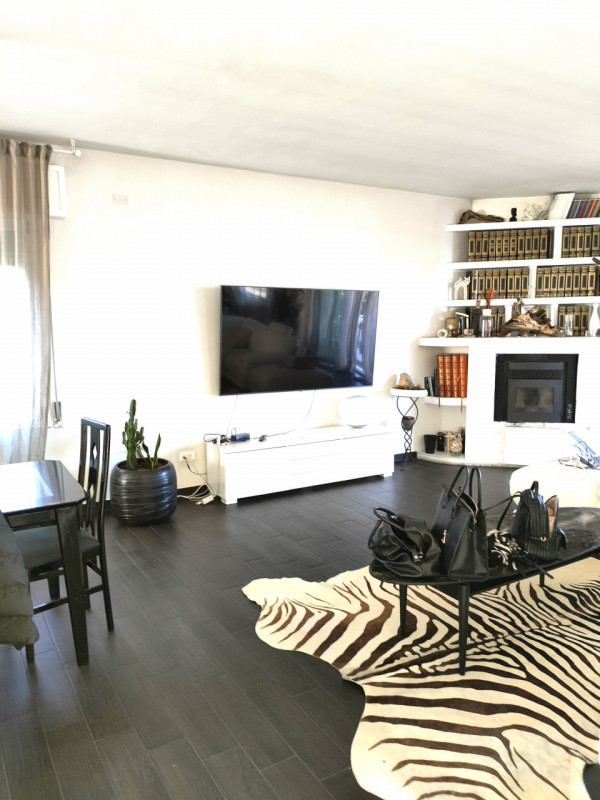 Rovigo, a 1500 mt dal centro storico, al primo ed ultimo piano con ingresso indipendente proponia...