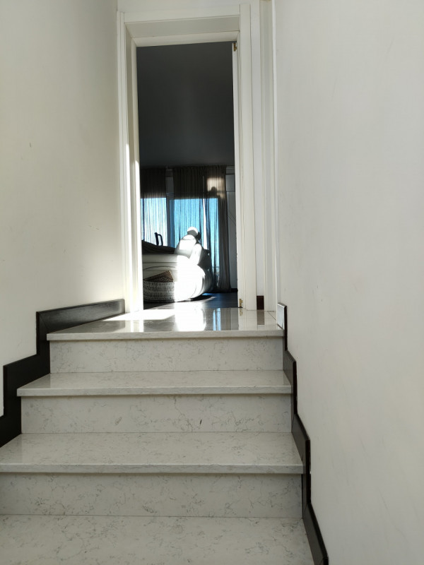 Rovigo, a 1500 mt dal centro storico, al primo ed ultimo piano con ingresso indipendente proponia...