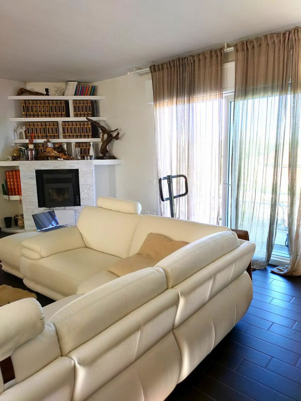 Rovigo, a 1500 mt dal centro storico, al primo ed ultimo piano con ingresso indipendente proponia...