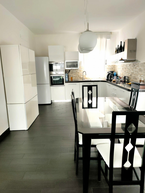 Rovigo, a 1500 mt dal centro storico, al primo ed ultimo piano con ingresso indipendente proponia...