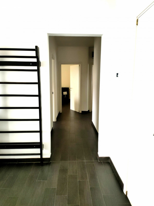 Rovigo, a 1500 mt dal centro storico, al primo ed ultimo piano con ingresso indipendente proponia...