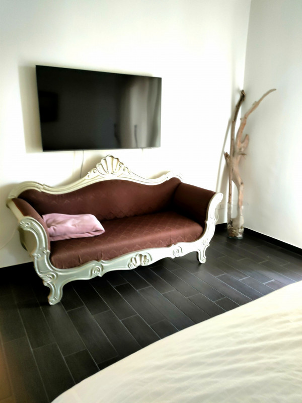 Rovigo, a 1500 mt dal centro storico, al primo ed ultimo piano con ingresso indipendente proponia...