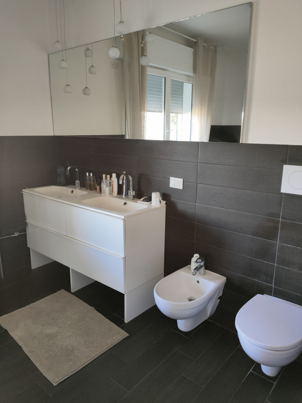 Rovigo, a 1500 mt dal centro storico, al primo ed ultimo piano con ingresso indipendente proponia...