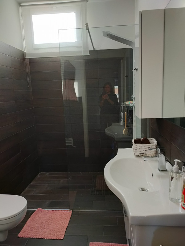 Rovigo, a 1500 mt dal centro storico, al primo ed ultimo piano con ingresso indipendente proponia...