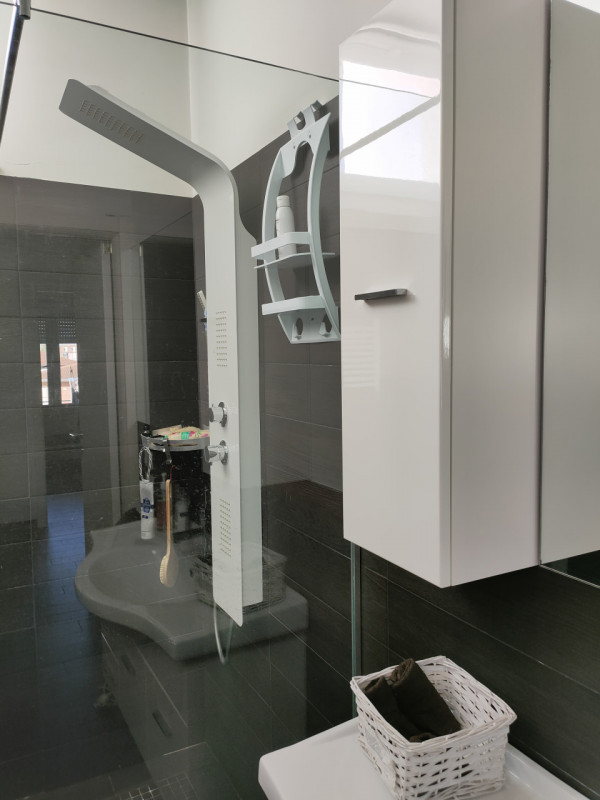 Rovigo, a 1500 mt dal centro storico, al primo ed ultimo piano con ingresso indipendente proponia...