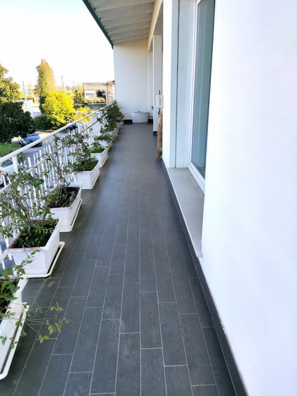 Rovigo, a 1500 mt dal centro storico, al primo ed ultimo piano con ingresso indipendente proponia...