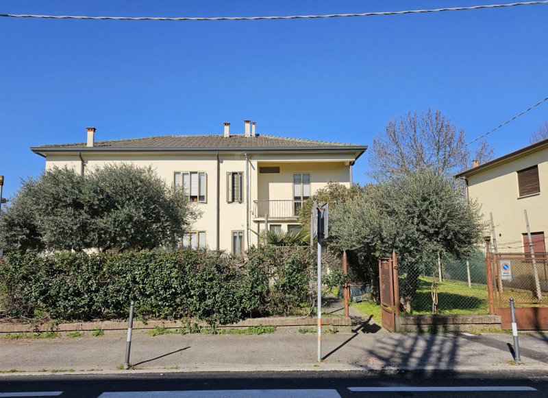 Proponiamo in vendita a Este, ubicata in una zona vicina al centro, porzione di bifamiliare da ri...