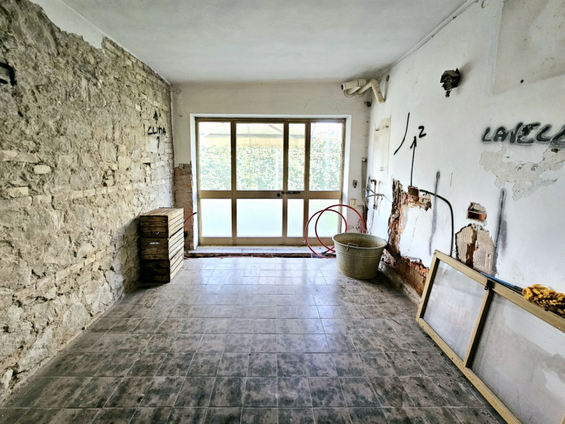 Proponiamo in vendita a Este, ubicata in una zona vicina al centro, porzione di bifamiliare da ri...