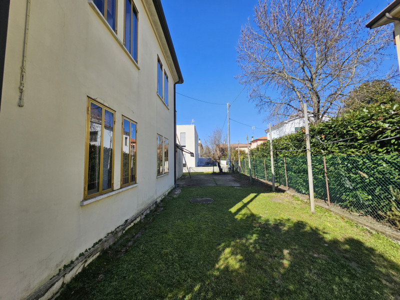 Proponiamo in vendita a Este, ubicata in una zona vicina al centro, porzione di bifamiliare da ri...