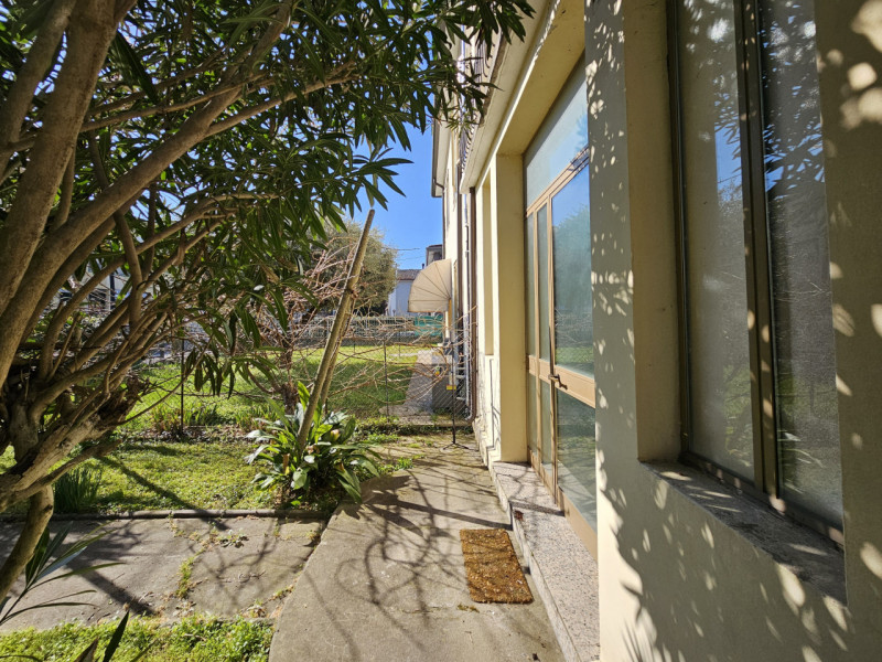 Proponiamo in vendita a Este, ubicata in una zona vicina al centro, porzione di bifamiliare da ri...