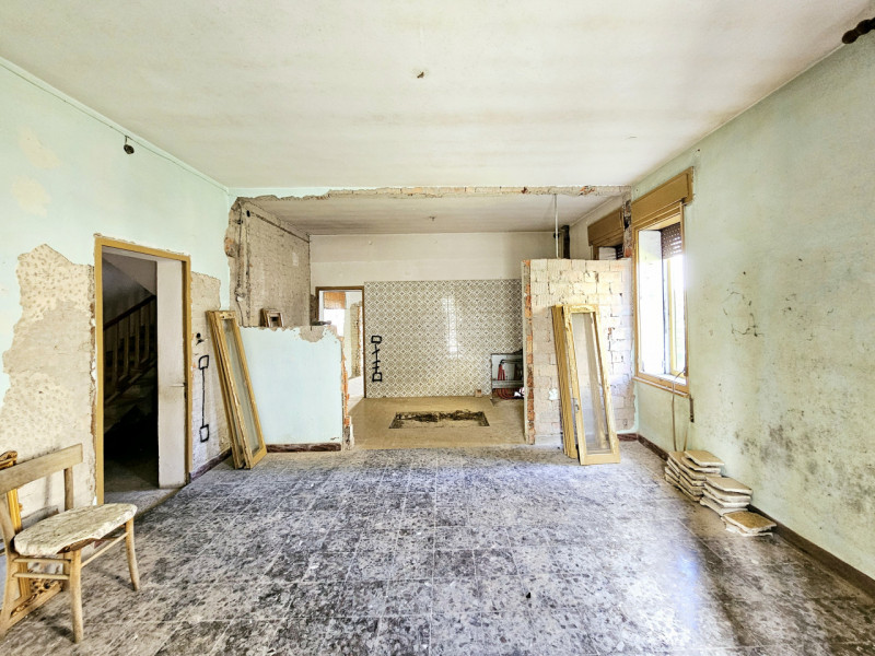 Proponiamo in vendita a Este, ubicata in una zona vicina al centro, porzione di bifamiliare da ri...