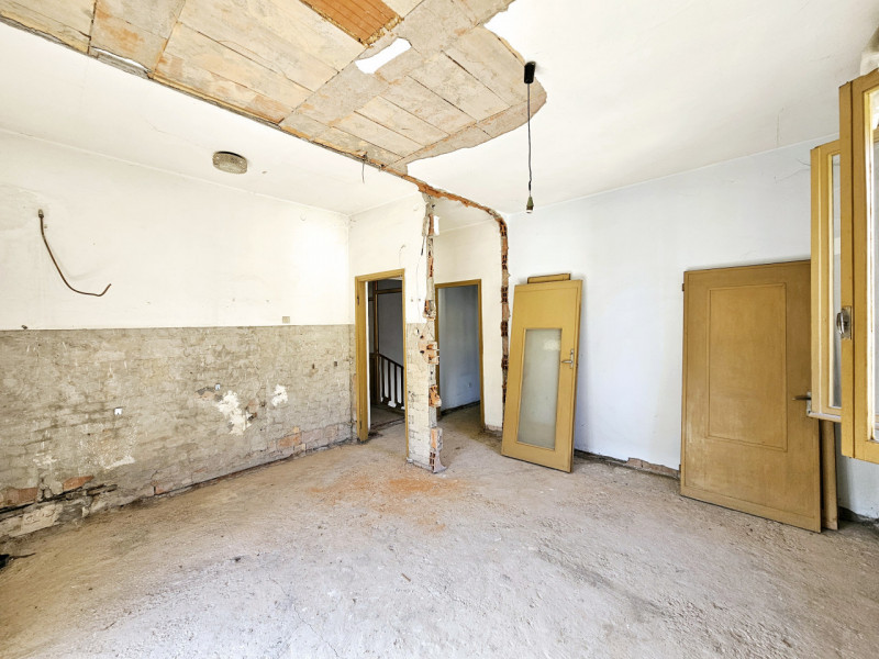 Proponiamo in vendita a Este, ubicata in una zona vicina al centro, porzione di bifamiliare da ri...