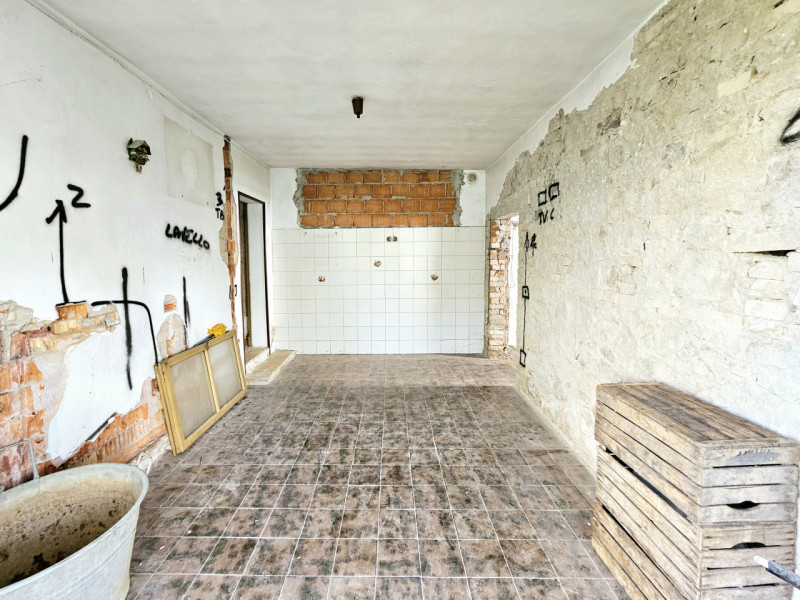 Proponiamo in vendita a Este, ubicata in una zona vicina al centro, porzione di bifamiliare da ri...