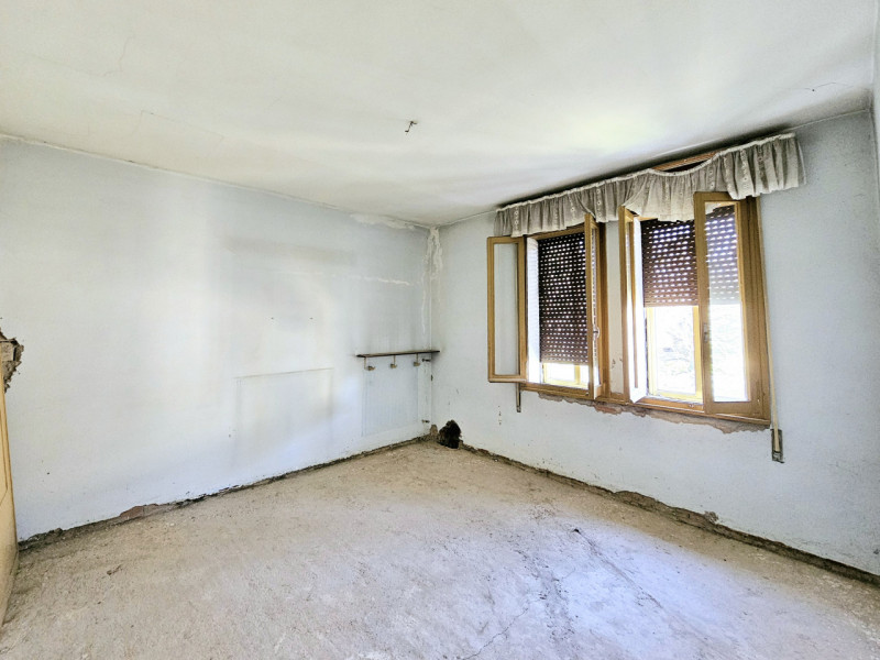 Proponiamo in vendita a Este, ubicata in una zona vicina al centro, porzione di bifamiliare da ri...