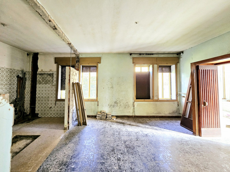 Proponiamo in vendita a Este, ubicata in una zona vicina al centro, porzione di bifamiliare da ri...