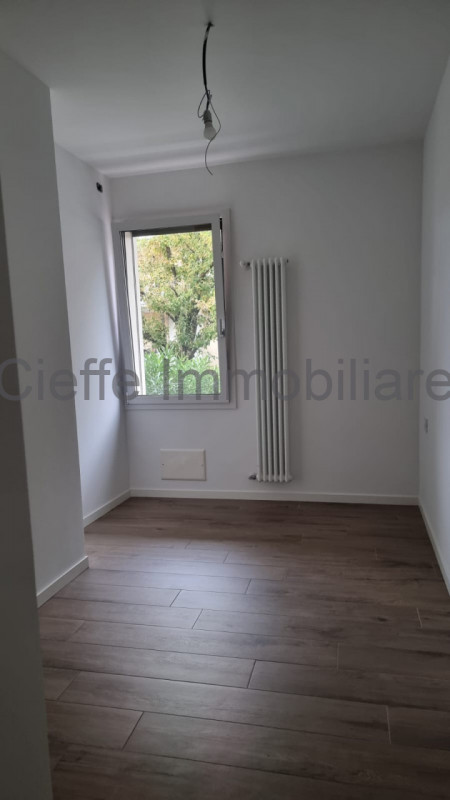 In quartiere tranquillo e ben collegato proponiamo in vendita appartamento trilocale di circa 75 ...