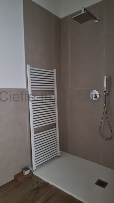 In quartiere tranquillo e ben collegato proponiamo in vendita appartamento trilocale di circa 75 ...