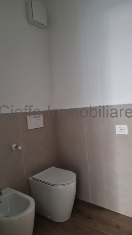 In quartiere tranquillo e ben collegato proponiamo in vendita appartamento trilocale di circa 75 ...