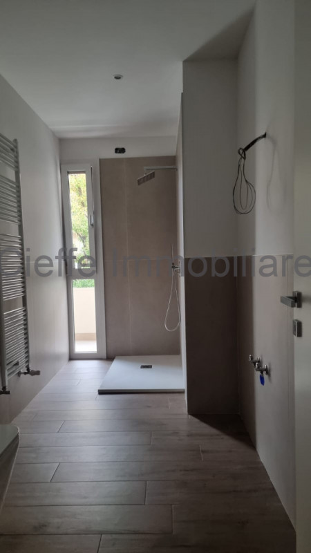 In quartiere tranquillo e ben collegato proponiamo in vendita appartamento trilocale di circa 75 ...