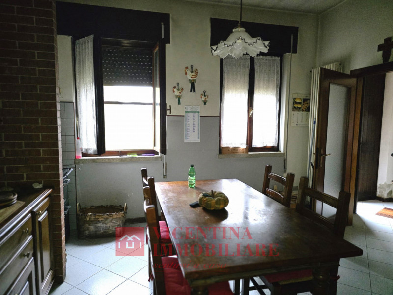 VICENZA OVEST: proponiamo IN ESCLUSIVA CASA SINGOLA TERRATETTO di 183 mq situata in zona Vicenza ...