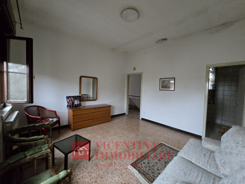 VICENZA OVEST: proponiamo IN ESCLUSIVA CASA SINGOLA TERRATETTO di 183 mq situata in zona Vicenza ...