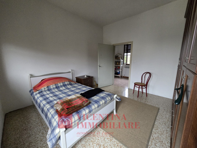 VICENZA OVEST: proponiamo IN ESCLUSIVA CASA SINGOLA TERRATETTO di 183 mq situata in zona Vicenza ...