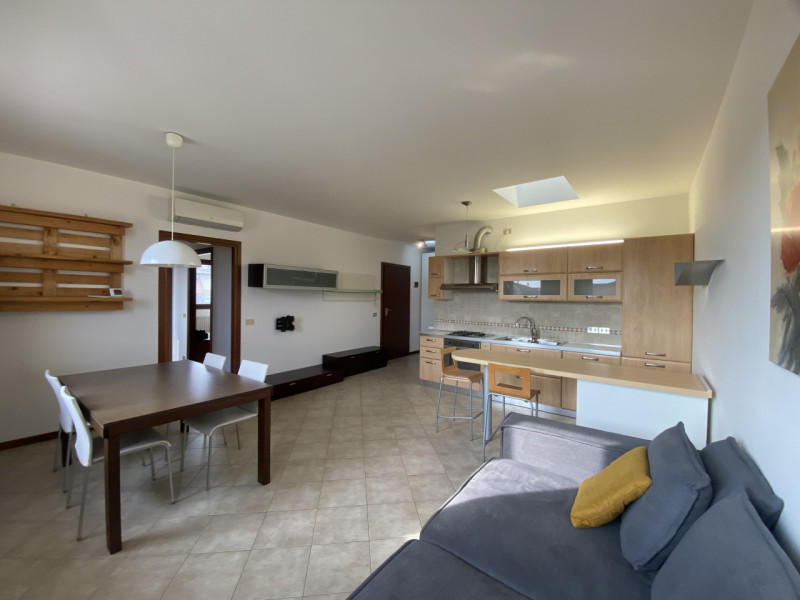 In una posizione centrale e strategica a Veggiano, proponiamo un incantevole appartamento triloca...