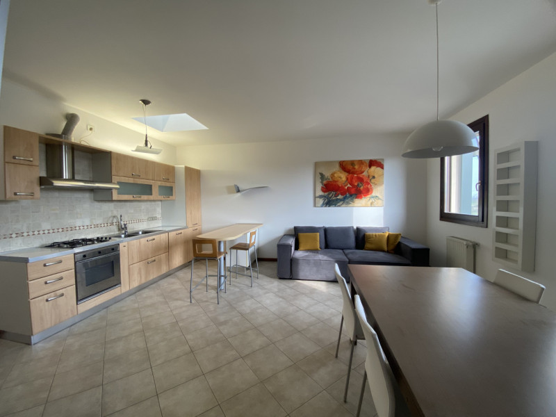 In una posizione centrale e strategica a Veggiano, proponiamo un incantevole appartamento triloca...