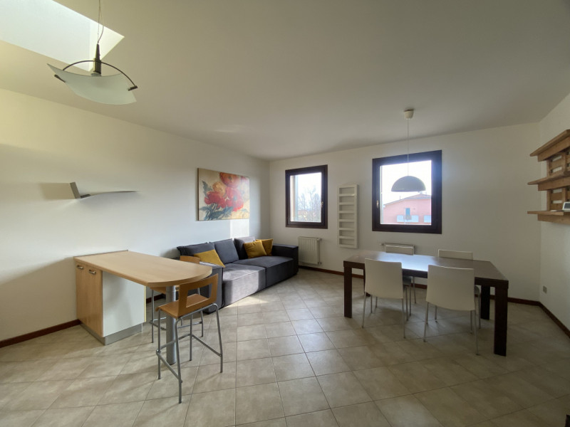 In una posizione centrale e strategica a Veggiano, proponiamo un incantevole appartamento triloca...