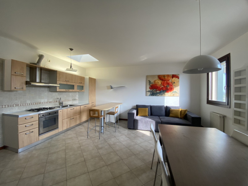 In una posizione centrale e strategica a Veggiano, proponiamo un incantevole appartamento triloca...