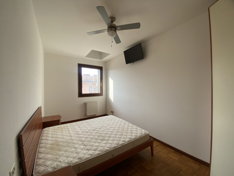 In una posizione centrale e strategica a Veggiano, proponiamo un incantevole appartamento triloca...