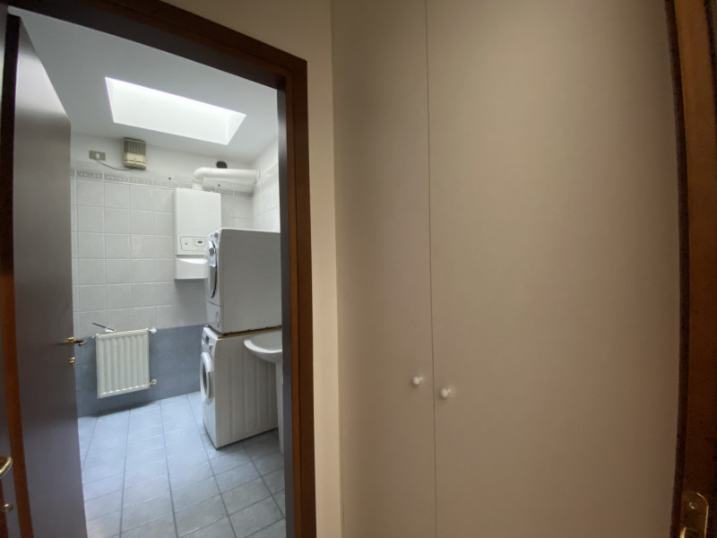 In una posizione centrale e strategica a Veggiano, proponiamo un incantevole appartamento triloca...