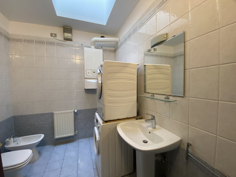 In una posizione centrale e strategica a Veggiano, proponiamo un incantevole appartamento triloca...