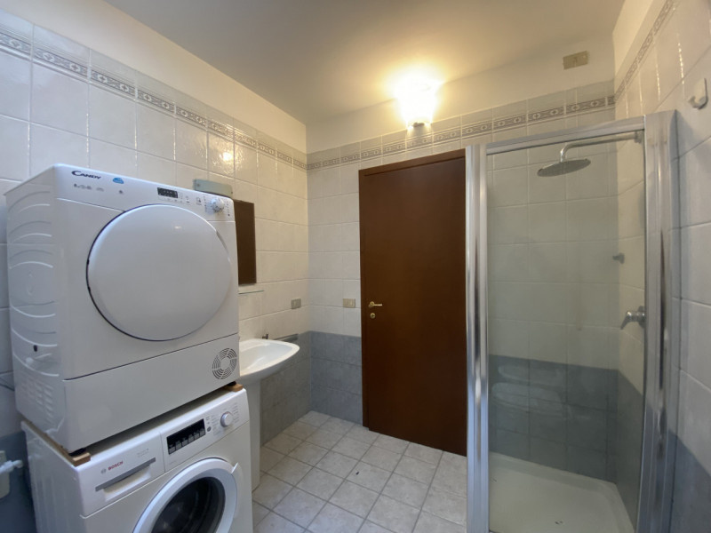 In una posizione centrale e strategica a Veggiano, proponiamo un incantevole appartamento triloca...