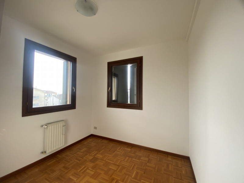 In una posizione centrale e strategica a Veggiano, proponiamo un incantevole appartamento triloca...