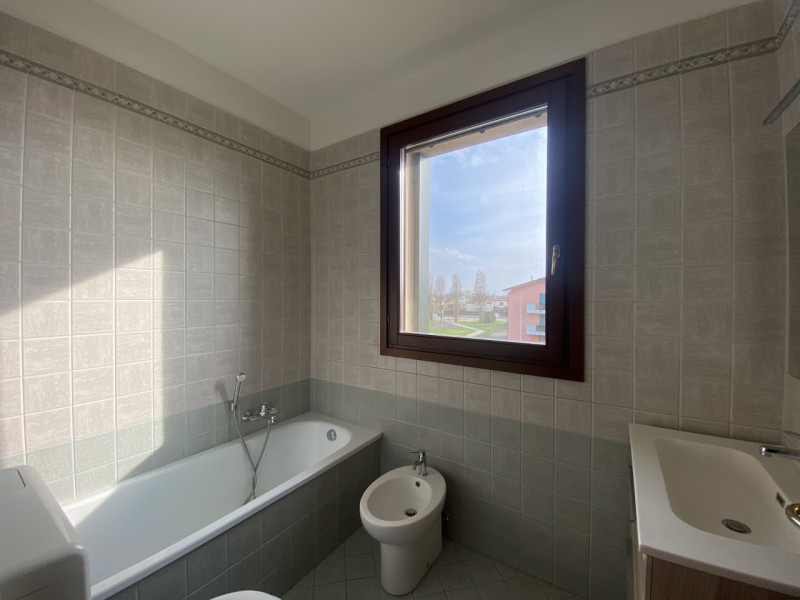 In una posizione centrale e strategica a Veggiano, proponiamo un incantevole appartamento triloca...