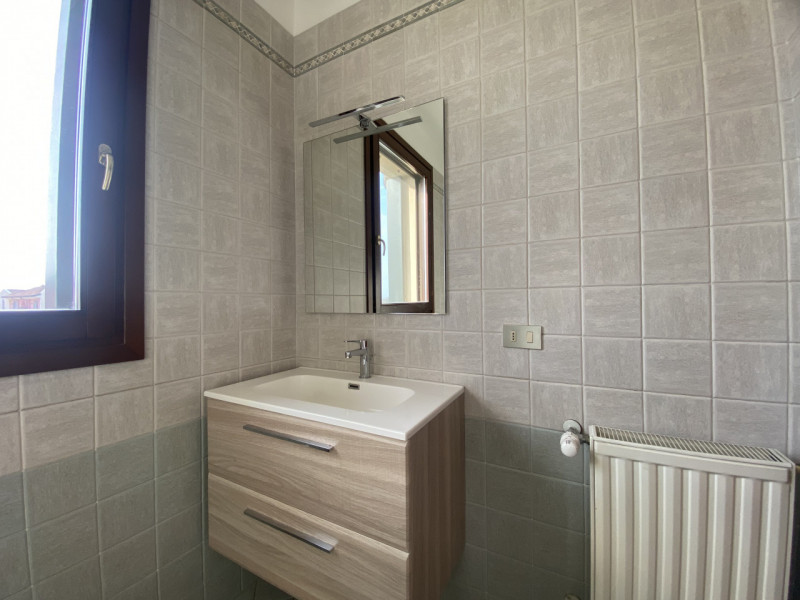 In una posizione centrale e strategica a Veggiano, proponiamo un incantevole appartamento triloca...