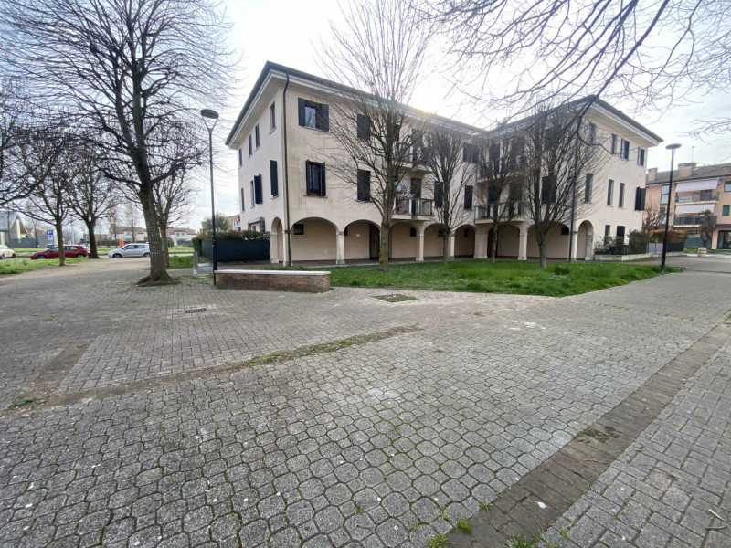 In una posizione centrale e strategica a Veggiano, proponiamo un incantevole appartamento triloca...