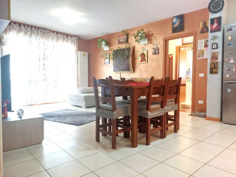 CSC143;Situato nel cuore pulsante del paese, al primo piano di un contesto servito da ascensore, ...