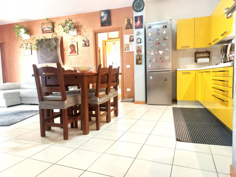 CSC143;Situato nel cuore pulsante del paese, al primo piano di un contesto servito da ascensore, ...