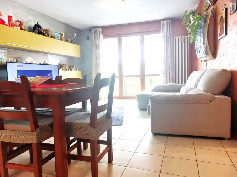 CSC143;Situato nel cuore pulsante del paese, al primo piano di un contesto servito da ascensore, ...