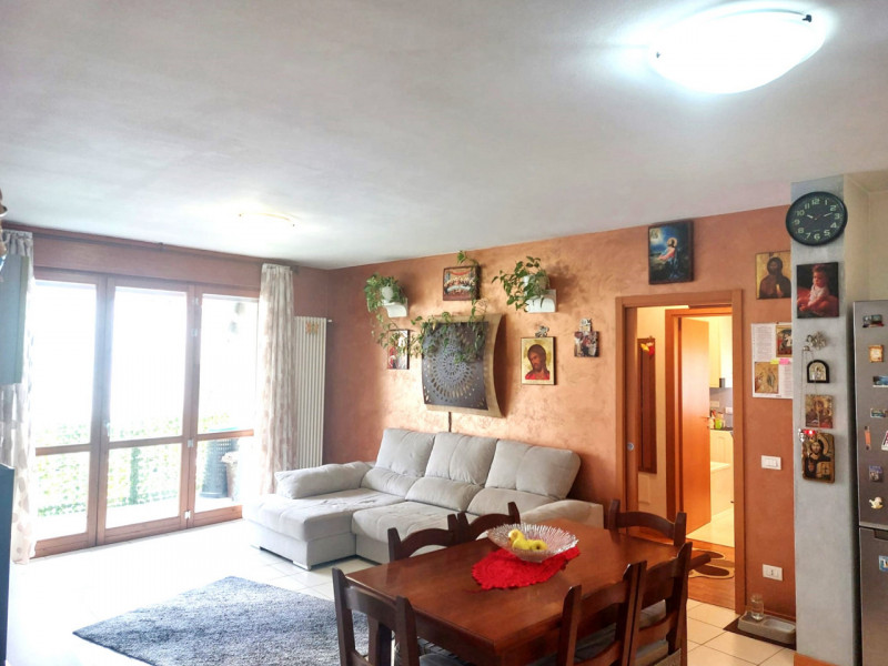 CSC143;Situato nel cuore pulsante del paese, al primo piano di un contesto servito da ascensore, ...