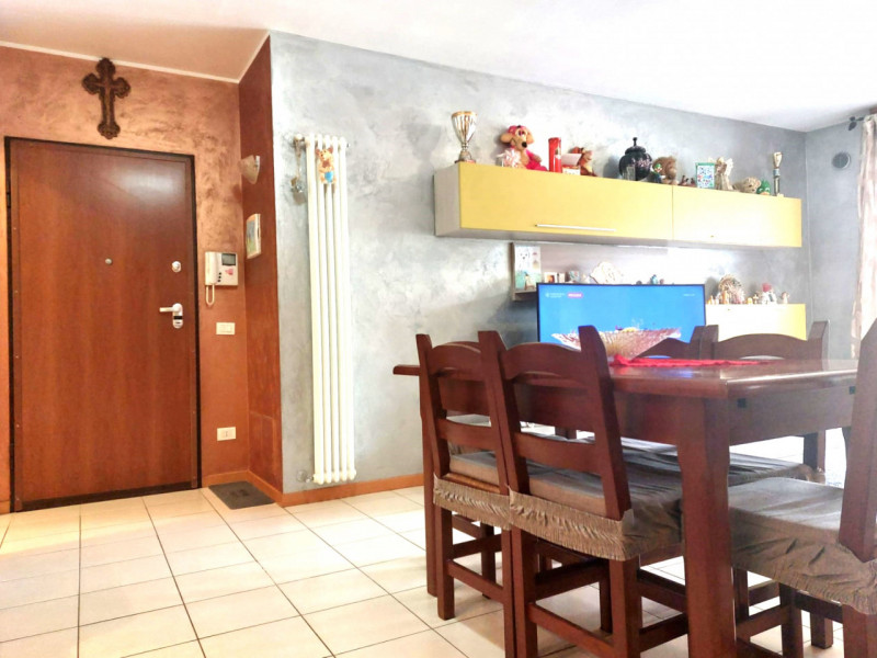 CSC143;Situato nel cuore pulsante del paese, al primo piano di un contesto servito da ascensore, ...