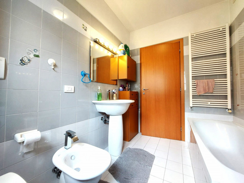 CSC143;Situato nel cuore pulsante del paese, al primo piano di un contesto servito da ascensore, ...