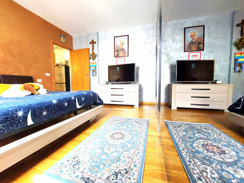 CSC143;Situato nel cuore pulsante del paese, al primo piano di un contesto servito da ascensore, ...