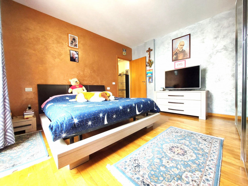 CSC143;Situato nel cuore pulsante del paese, al primo piano di un contesto servito da ascensore, ...