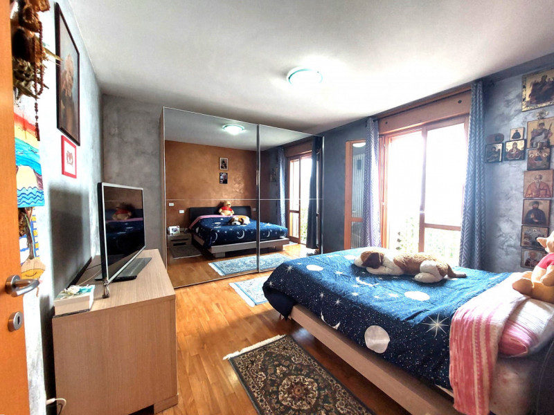 CSC143;Situato nel cuore pulsante del paese, al primo piano di un contesto servito da ascensore, ...