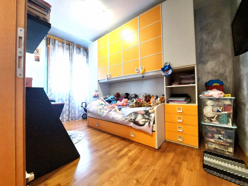 CSC143;Situato nel cuore pulsante del paese, al primo piano di un contesto servito da ascensore, ...